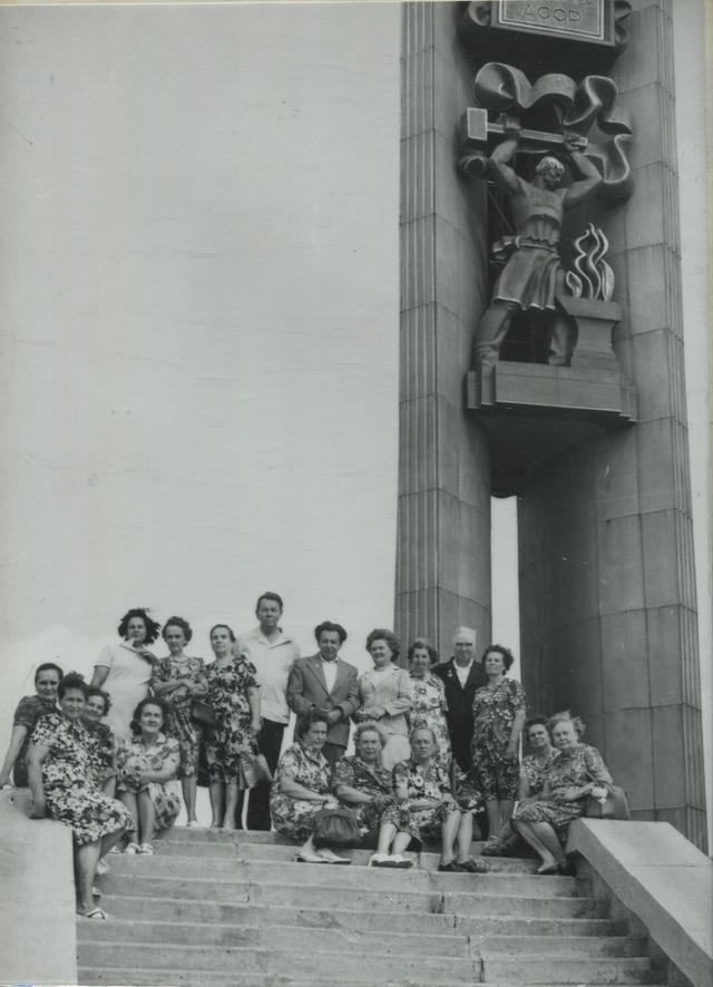 Выпуск 1936 года. Фотография у монумента "На веки с Россией"